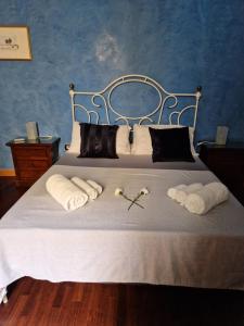 een slaapkamer met een bed met handdoeken erop bij Tamborino Terrace Apartment - Salento Apartments Collection in Lecce