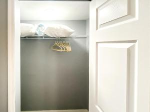 Gallery image of Sarasota Modern, Spacious, Comfy, Queen Beds, Backyard Rental in Sarasota +18 photos