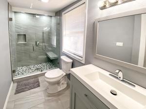 Et badeværelse på Sarasota Modern, Spacious, Comfy, Queen Beds, Backyard Rental
