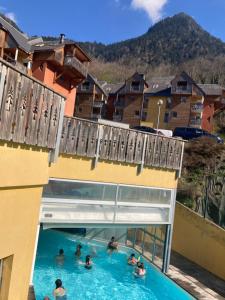 Photo de la galerie de l'établissement Appartement 4/6 pers 38m2, vue montagne, piscine chauffée, 500m centre ville, à Cauterets