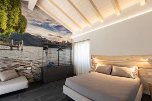 穆索Agriturismo Il Medeghino的一间卧室配有一张床,水画