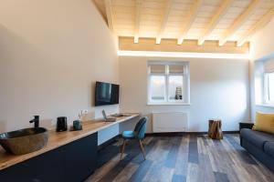 Agriturismo Il Medeghino的电视和/或娱乐中心