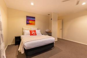 Säng eller sängar i ett rum på Skyline Elegance House with Spa -Seaview - Deck
