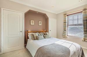 a bedroom with a bed and a window at Ty'r Ystrad in Kidwelly