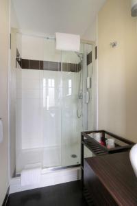baño con ducha y puerta de cristal en Best Western Brittany La Baule Centre, en La Baule