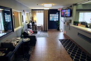 a living room with a couch and a tv at Sonesta Simply Suites Columbus Airport Gahanna in Gahanna