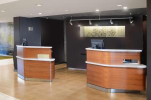 een lobby met twee receptiebalies in een gebouw bij Sonesta Select Dallas Central Expressway in Dallas