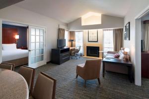 a hotel room with a bed and a living room at Sonesta ES Suites Scottsdale Paradise Valley in Scottsdale