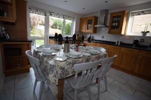 una cucina con tavolo, piatti e bicchieri di Henbury Hide a Corfe Mullen
