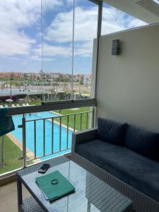 Bazén v ubytování Bel appartement pied sur mer vue imprenable sur piscine et jardins nebo v jeho okolí
