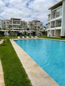 Bazén v ubytování Bel appartement pied sur mer vue imprenable sur piscine et jardins nebo v jeho okolí