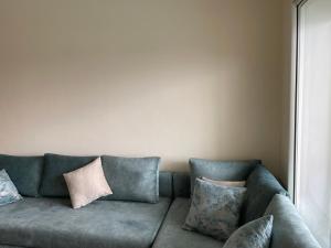 Posezení v ubytování Bel appartement pied sur mer vue imprenable sur piscine et jardins