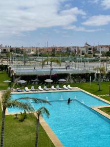 Bazén v ubytování Bel appartement pied sur mer vue imprenable sur piscine et jardins nebo v jeho okolí