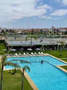 Photo de la galerie de l'établissement Bel appartement pied sur mer vue imprenable sur piscine et jardins, à Sidi Rahal