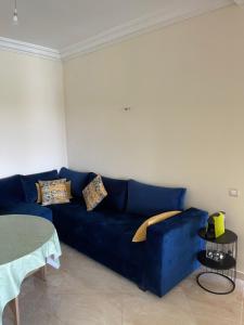 Posezení v ubytování Bel appartement pied sur mer vue imprenable sur piscine et jardins