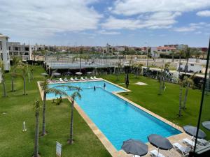 Bazén v ubytování Bel appartement pied sur mer vue imprenable sur piscine et jardins nebo v jeho okolí