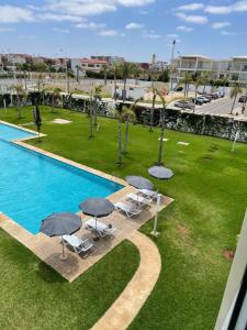 Bazén v ubytování Bel appartement pied sur mer vue imprenable sur piscine et jardins nebo v jeho okolí