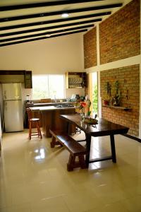 una cocina grande con mesa y sillas. en ORIGEN FINCA HOTEL, en Quimbaya