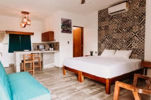 um quarto de hotel com uma cama e uma cozinha em Suucilha em Valladolid