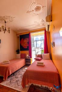 - une chambre avec 2 lits et une fenêtre dans l'établissement Lisbon Angels Hostel, à Lisbonne