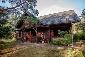 domek z bali z dachem gambrel w obiekcie Domek na Kaszubskiej z balią i kominkiem w mieście Skoszewo