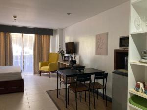 Predel za sedenje v nastanitvi Crosswinds Condo Standard Suite