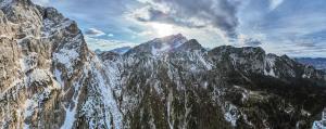 Üldine mäevaade või majutusasutusest Erjavčeva mountain hut at Vršič pass pildistatud vaade