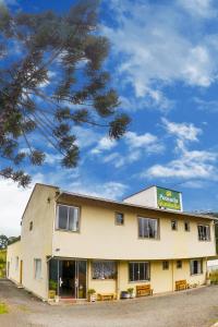 un bâtiment avec une enseigne sur le côté dans l'établissement Pousada Gianisella, à Bom Jardim da Serra