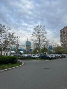 un estacionamiento con autos estacionados en un estacionamiento en Confluence Apartment en Belgrado