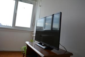 Телевизор и/или развлекательный центр в Confluence Apartment
