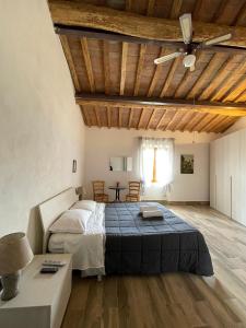 una camera con letto e ventilatore a soffitto di Il Feudo a Certaldo