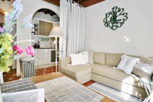 sala de estar con sofá y cocina en Gina Guest House, en Florencia