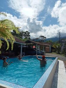 Bazén v ubytování Villa Las Colonias nebo v jeho okolí