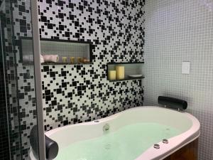 Een badkamer bij Maravilhoso apartamento 2 quartos com ofurô Porto da Barra Salvador Summer Barra Flat