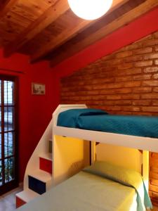 מיטה או מיטות קומותיים בחדר ב-POSADA DE KARMEL