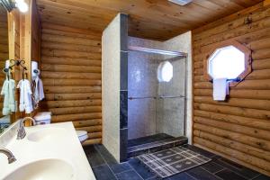 ein Badezimmer mit Dusche und Waschbecken in der Unterkunft Constellation Station View Hot Tub Fireplace in Gatlinburg + 43 Fotos