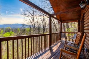 eine Veranda einer Hütte mit einer Bank darauf in der Unterkunft Constellation Station View Hot Tub Fireplace in Gatlinburg