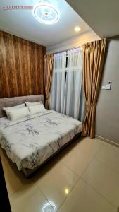 1 dormitorio con 1 cama y una ventana con cortinas en J&J Vacation Home@Novo8 Residence, en Kampong Tambak