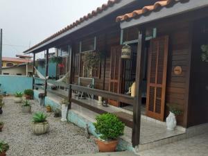 una casa con algunas plantas delante de ella en Casa Agradável, 50m da Praia Freguesia do Ribeirão da Ilha, en Florianópolis