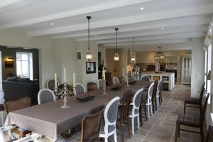 a dining room with a long table and chairs at B&B Angeliter Landidyll in Gelting