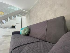 brązowa kanapa w pokoju ze schodami w obiekcie Superior Apartment Catania w Katanii