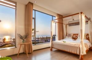Blue Sea Hotel في دالي: غرفة نوم بسرير ونافذة كبيرة
