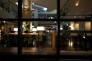 desde la ventana de un restaurante con mesas y sillas en CYPRESS HOTEL Nagoya-eki Mae en Nagoya