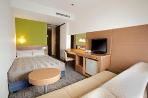 Tempat tidur dalam kamar di CYPRESS HOTEL Nagoya-eki Mae