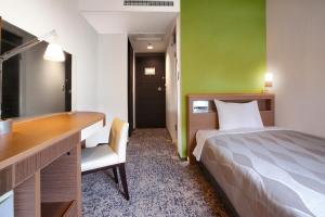 Tempat tidur dalam kamar di CYPRESS HOTEL Nagoya-eki Mae