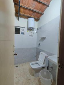 łazienka z toaletą i umywalką w obiekcie Minimal Poshtel w mieście Mysuru