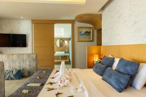 ein Hotelzimmer mit einem Bett mit einem Hai darauf in der Unterkunft Rummana Boutique Resort - SHA Plus in Lamai
