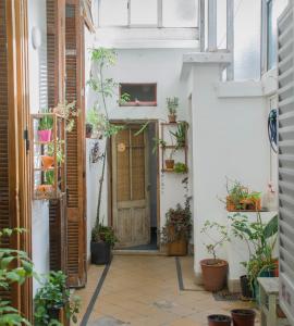 un pequeño patio con puerta y macetas en Departamento en San Telmo en Buenos Aires