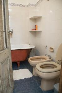 łazienka z wanną, toaletą i umywalką w obiekcie Departamento en San Telmo w BuenosAires