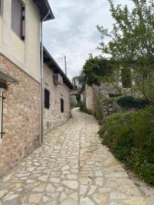 un callejón de piedra entre dos edificios de piedra en Katouna hill, en Lefkada